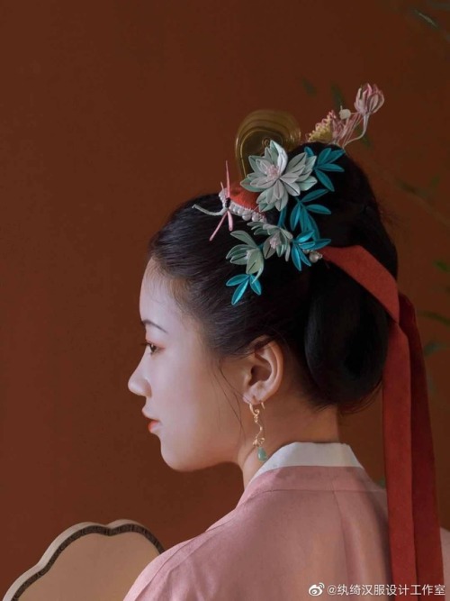 Traditional Chinese hanfu, hairstyles, and hair ornaments.