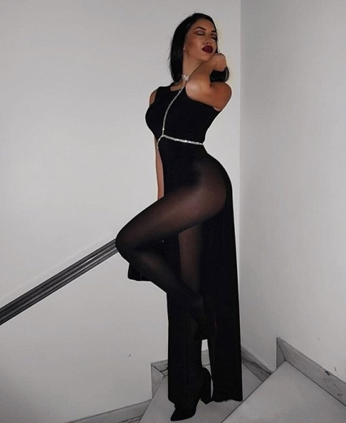 One of the best pantyhose poses I&rsquo;ve seen