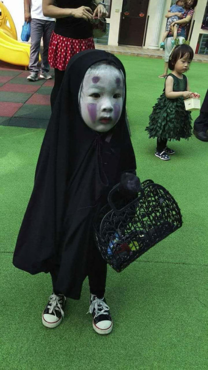 2歳の萌萌ちゃんは幼稚園のハロウィンパーティーを前々から楽しみにしていたそう。 コスプレに選んだのは宮崎駿監督の名作「千と千尋の神隠し」の人気キャラクター、カオナシでした。 「子どもには3歳までの体験