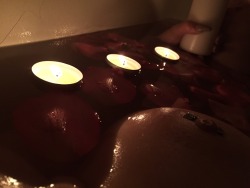 ladyxtease:  Let’s get sensual ✨ Rose petal bath and candles 👌