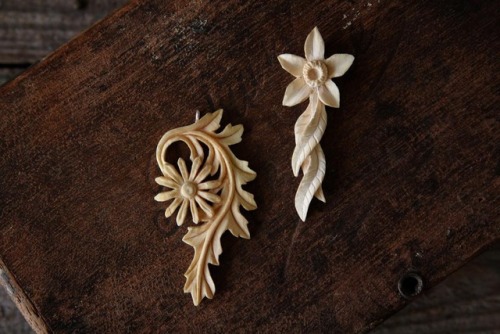 gilesnewman:My two most recent pendant carvings, the St John’s Wort and Ragwort pendants are now ava