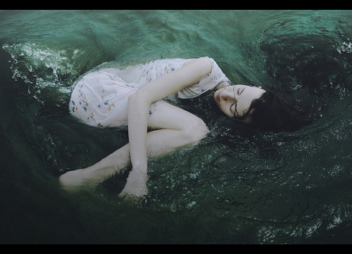 ovtro:  Girl and the ocean by Alexandra Sophie on Flickr. 