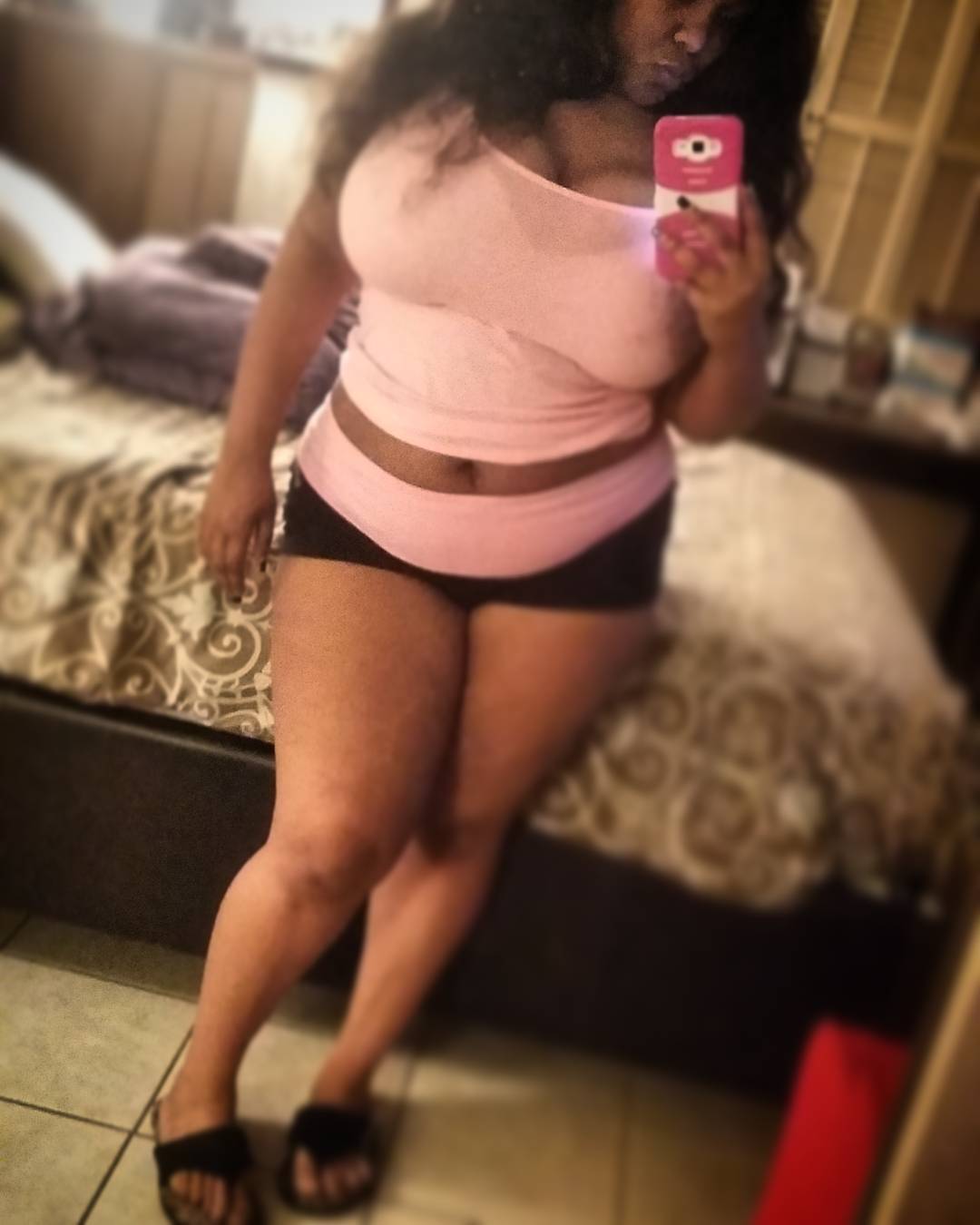 bustydejavu:  Busty Deja Vu… Home loungin on a Sunday