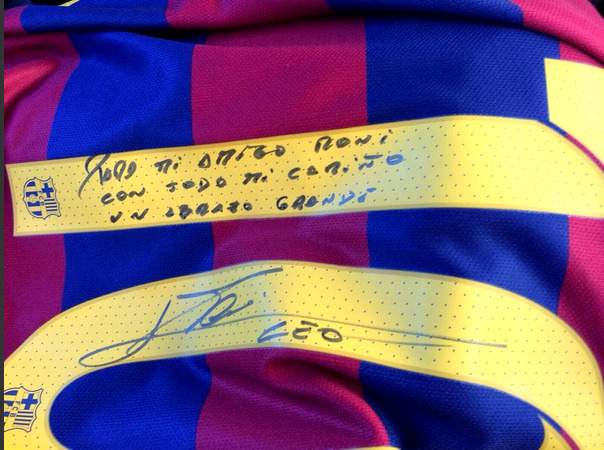 leomessiforever:  Ronaldinho: “T-shirt with the dedication of friend and great