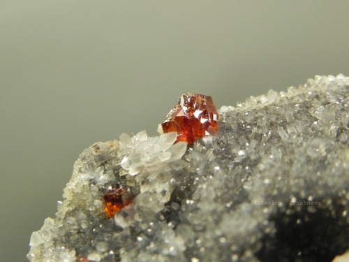 minerali-list:Sphalerite (var. cleiophane) and quartz ChinaPhoto: Pakhneva Ekaterina