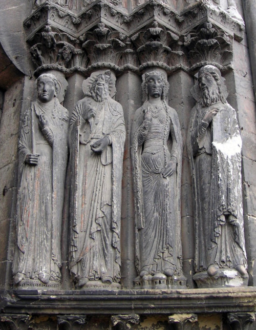 Statue of a woman on the facade of the Cathédrale Saint-Maurice d'Angers, either 1130-60 or c