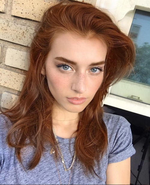 cute-girls-faces:Jessica Clements dyed her hair Klasse Sommersprossen