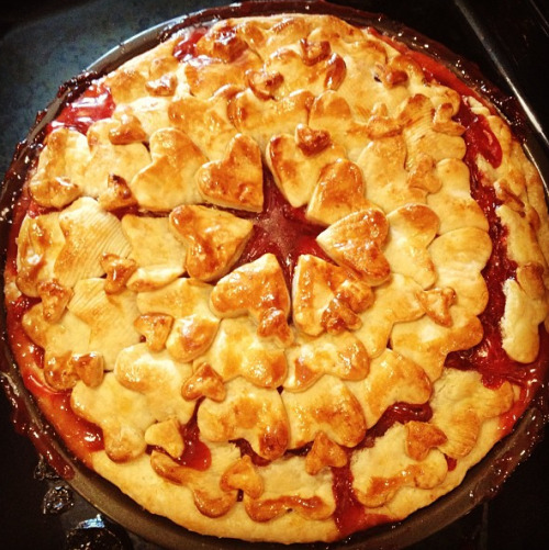 thecakebar:This lovely person found this tutorial I posted for a heart shaped pie crust and she did 