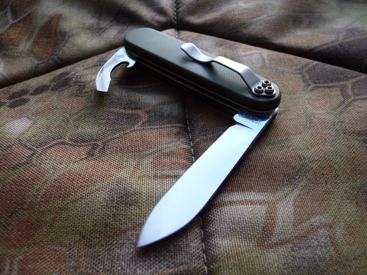 ru-titley-knives:  Custom SAK .This SAK bantam was recently pimped for one of the