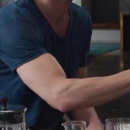 trilithbaby:kinkyfiftyshades:Jamie’s arms 💜Yeah, I really don’t feel weird having folder full of Jamie’s arms. Not at all 😃  JFC, I have such a weakness for arms… *melts*  i’m intrigued…dam