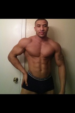 baitnbust:  Part 3 of this sexy ass body builder who just moved to Dallas,Tx this man is gorg! N Single and straight….too bad fellas…