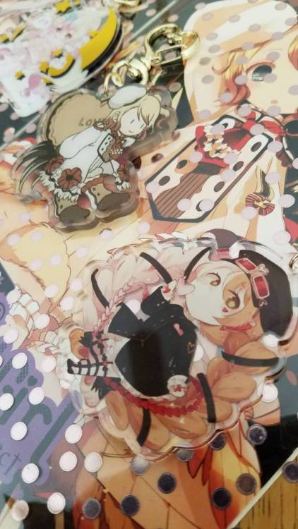 aAAA!! both the PFLE pin and the keychains + mirror arrived today! Now we’re just waiting on t