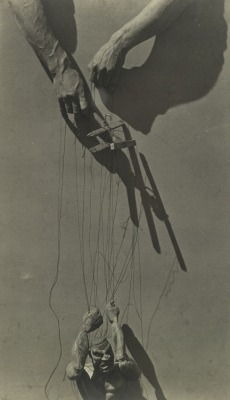 gtpolaroids:  By Tina Modotti | The Hands of a Puppeteer (Lou Bunin) | 1929 