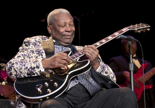 mydarkangel2pls:  domdoobiedodomdom:  glad2bhere:  ‘King of the Blues’ blues legend B.B. King dead at age 89B.B. King was an American blues musician, singer, songwriter, and guitarist. Rolling Stone magazine ranked him at No. 6 on its 2011 list of