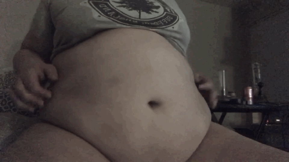 gothfeedee: I absolutely love how jiggly my tubby belly is, even after a night of