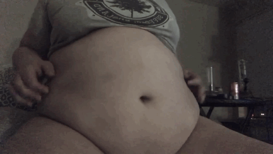 gothfeedee: I absolutely love how jiggly my tubby belly is, even after a night of binge eating 🐷 