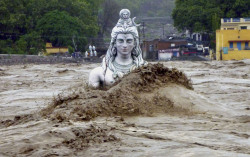 sixpenceee:  Statue of Shiva submerged in Indian floodwater