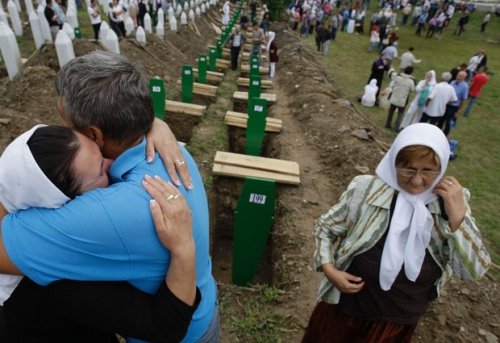 aishiterumjj:SREBRENICA, Bosnia-Herzegovina (AP) — Tens of thousands have gathered in Bosnia to re