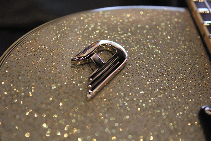 metalmage:  glorifiedguitars:  Duesenberg Starplayer TV III Silver Sparkle  [Source: