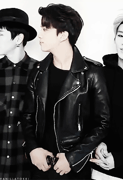 vanillatokki:  A completely unnecessary gif of youngjae fixing his pants 