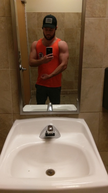 stayshreddedmyfriends: stayshreddedmyfriends:  Shout out to this lighting and Goku  Idk why I even post selfies anymore 🙃🙃🙃 Man teach me how to get some pumpkin delts like you…