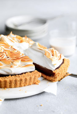 sweetoothgirl:  s’mores meringue pie