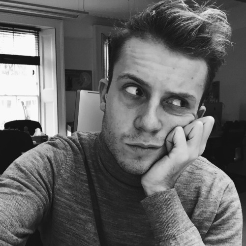 maxandthespidersfrommars:  There’s nobody in the office… 