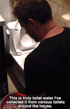 gwen-fit:  huffingtonpost:  Matt Damon Does Ice Bucket Challenge With Toilet Water