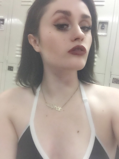 lilnympho:  I am drunk at work and I hate being drunk at work