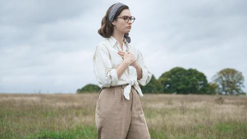 perioddramaloversspain:First pics of The Dig. Upcoming Netflix film about an archaeologist who embar