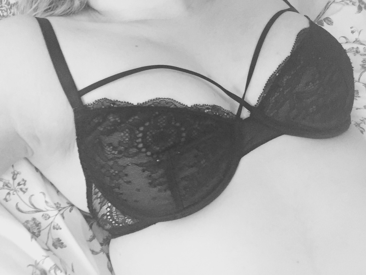 ohmypiercednipples:  Treated my self to a new bra 🎀 who else is in love? 😏