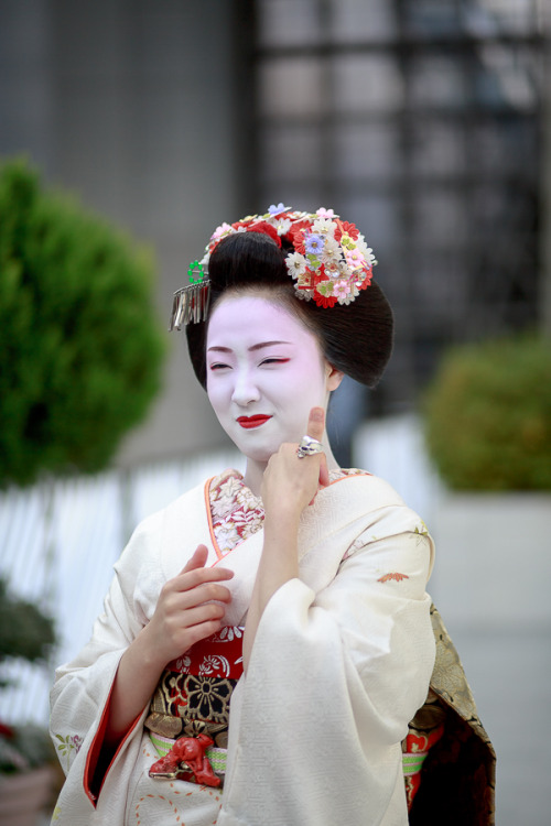 Remember that nice shooting at Kyoto Station ? Here are more pictures with a tender &ldquo;behind th