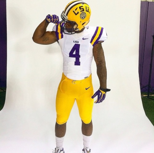sleezedoutt: Thick! I think I need to follow LSU football again&hellip;