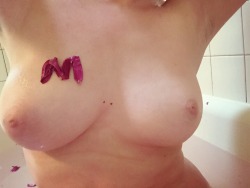 mellymaze:  And one more, with an M made from rose petals for Melly &lt;3   OMG it’s precious!!! Love it😍. Yum! 