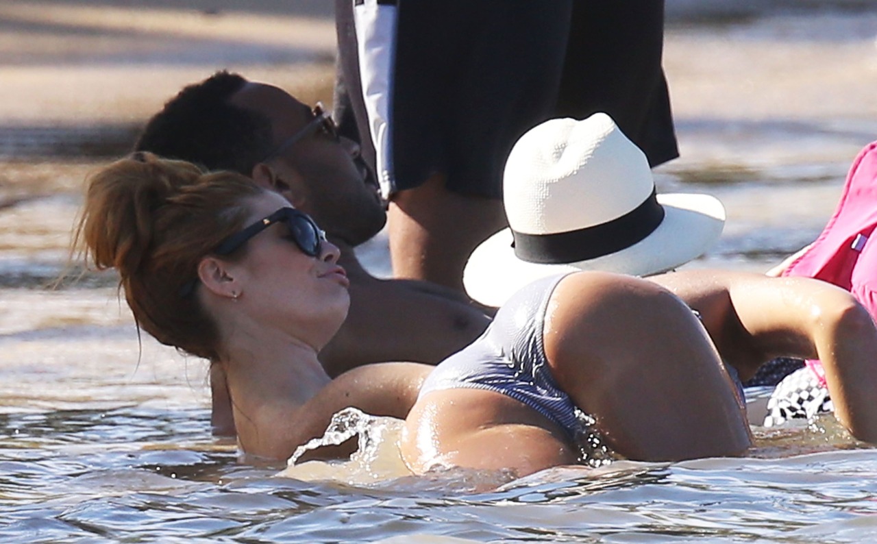 Jessica alba bikini bent over