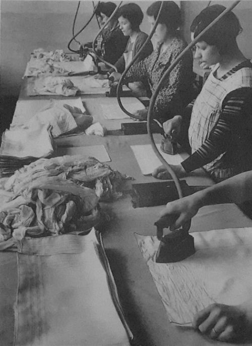 Repasseuses de mouchoirs aux établissements Herbin à Cambrai dans le Nord -1932 Nudes &amp; Noises  