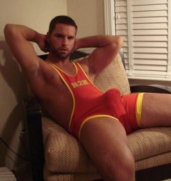 smileyouroncamerablog:  Lycra Bulges 