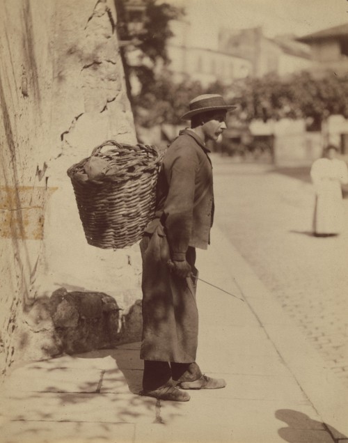 Eugène Atget, Chiffonier, Paris, 1899-1900.MoMA