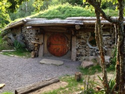 Voiceofnature:  Domaine De La Pierre Ronde, Hobbit House In France Made Out Of Cordwood.