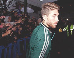 concretar:  More than 200 supporters showed up to the Santiago Bernabéu to show support to the team ahead of Tuesday’s Champions League semi-final match against Borussia Dortmund. Despite the rain, the fans gathered and sang songs of support of a