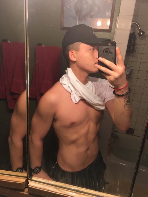 xuelordaabeastt:This is what I get for not working out for two weeks ….. sad life. Lol