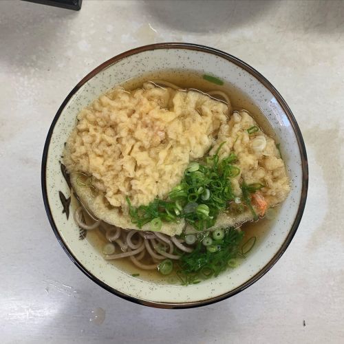 天ぷらそば 今日も電車移動だったので立ち食いそば 地震あったらしいけど全然気付かなかった #蕎麦 #sobaviolence #塚本 (松屋) https://www.instagram.com/p/