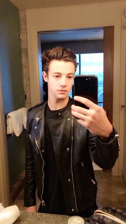 camerondallasstan:  First mirror selfies of 2017