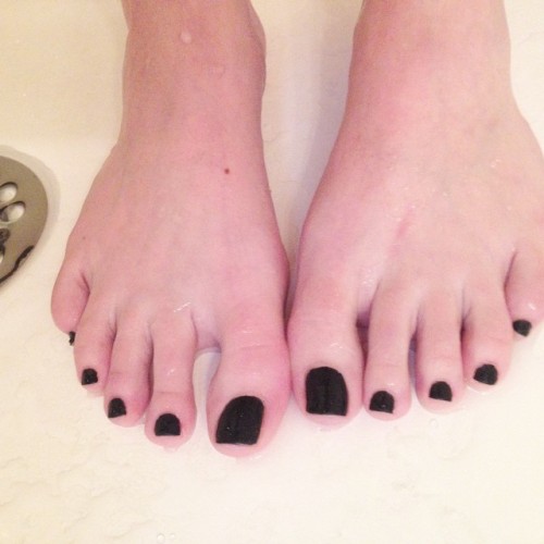 #blacktoes #wetfeet #barefoot #footfetish