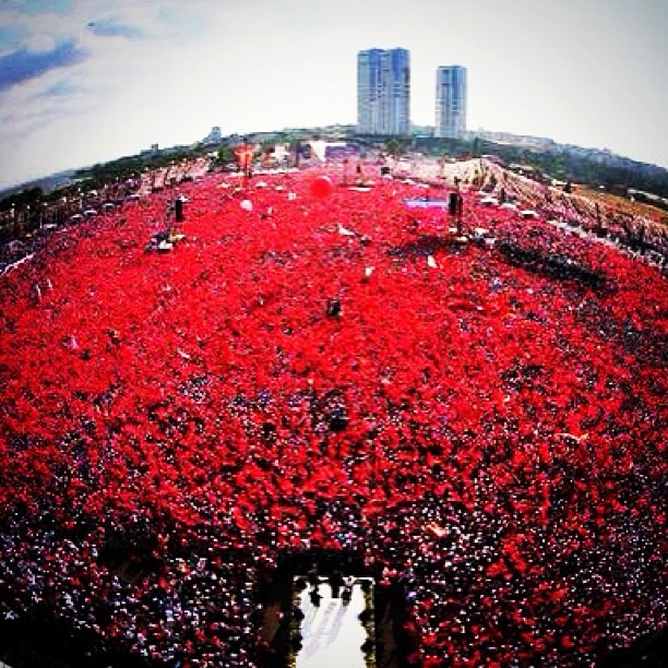 SEA OF RED: 1 million + gather in #Takism Square in #Istanbul. pic taken moments ago by @zeynepnurtt