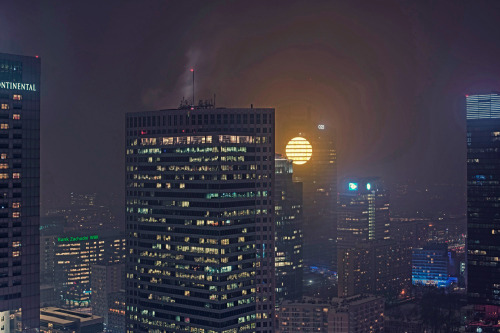 vislokawitch:themysteryoftheordinary:Artificial sun installed on one of the skyscrapers in Warsaw, P