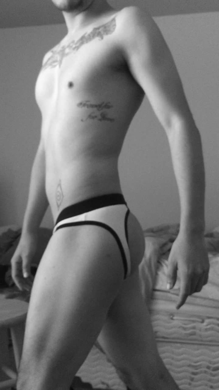 corphish:My first ever jock and the mandatory pics. 🙈 That butt is glorious. 😍