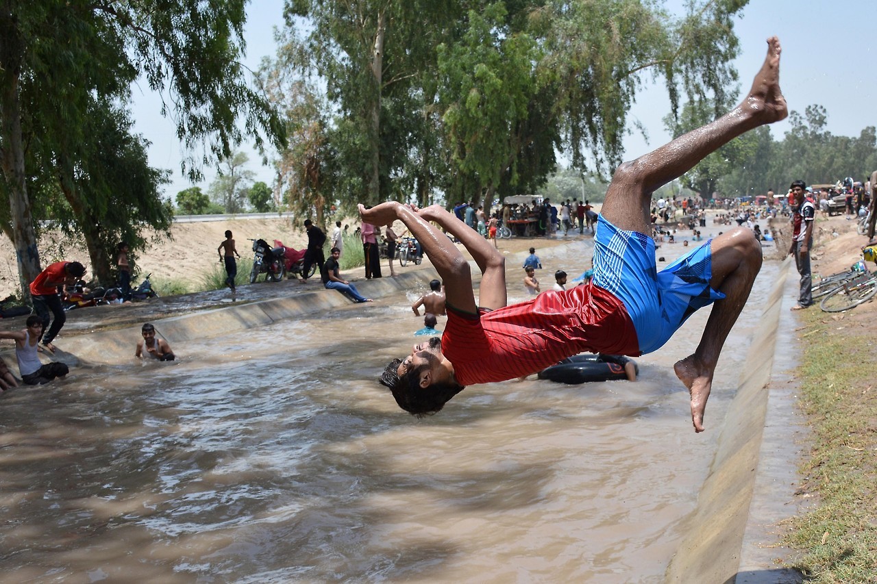 OLA DE CALOR. Pakistán está actualmente sufriendo una severa ola de calor, las temperaturas subieron a 53 grados centígrados en la zona de Turbat de Baluchistán , rompiendo el record de la temperatura más alta registrada durante el verano en ese...