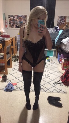 htmlprxncess:  New lingerie and a messy dorm 😍