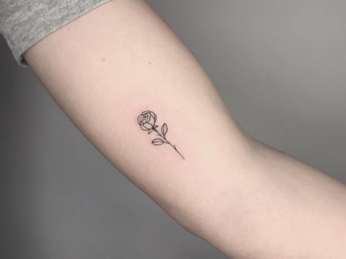 Little rose for Harriet ✨ thanks for coming in! #smalltattoo #littletattoos #littletattoo #rose #ros